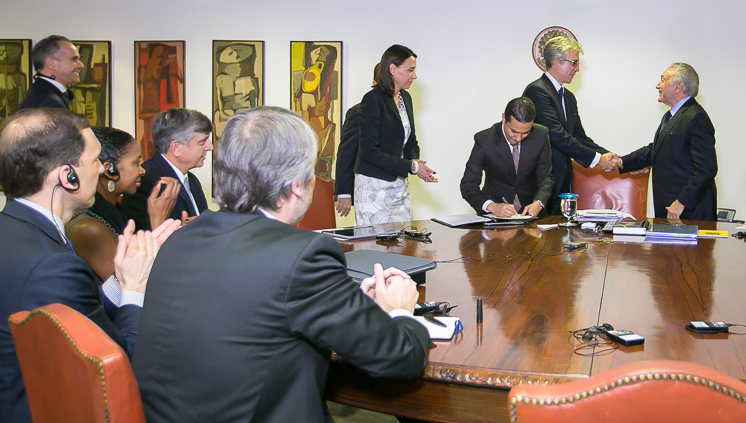 Assinatura de acordo de investimento contou com líderes da SAP e o presidente Michel Temer